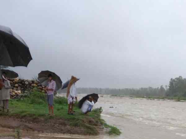 दर्जनों गांवों का कट गया है संपर्क