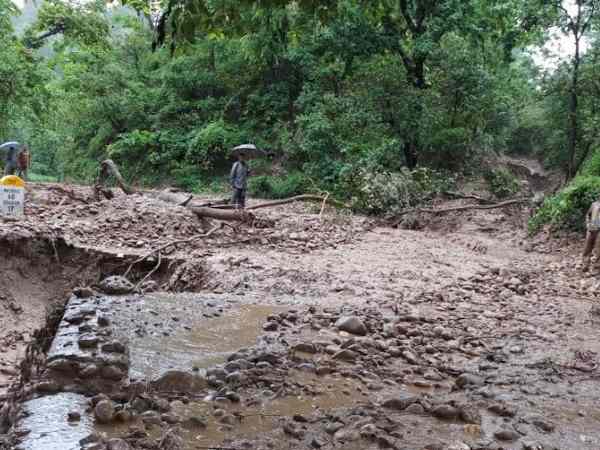 पहाड़ खिसका, नेशनल हाईवे पर गिरा मलबा