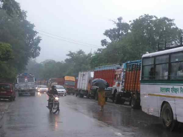 सूचना पर सड़क साफ करने नहींं पहुंचा प्रशासन