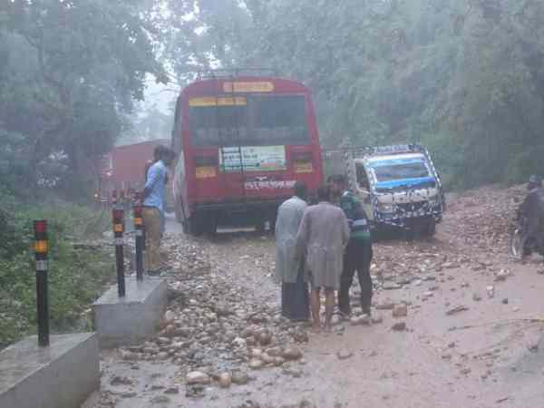 मार्ग जाम होने से यातायात हुआ प्रभावित