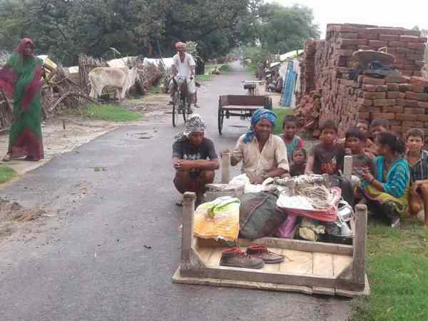 बाढ़ के पानी में घिर गए हैं कई गांव