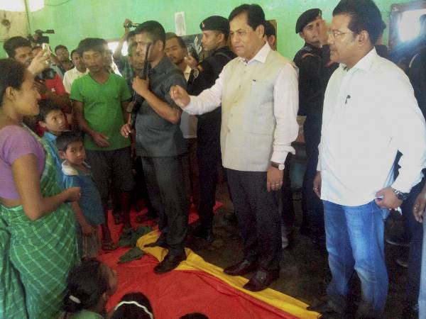 बाढ़ पीड़ितों से मिले सीएम सोनोवाल