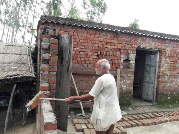 लोगों की आंखों से आंसुओं की बरसात