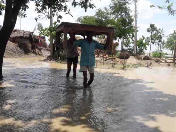 हर साल उजड़ जाती है गृहस्थी