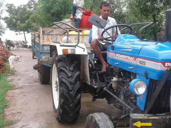 मार्ग पर चल रहा पानी