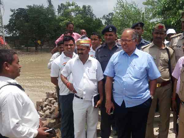 बाढ़ का जायजा ले रहे थे डीएम व एसपी