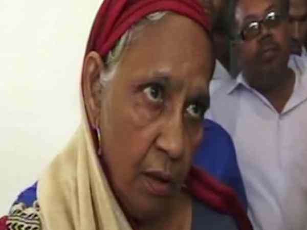 हथियारों के बल पर बनाया बंधक