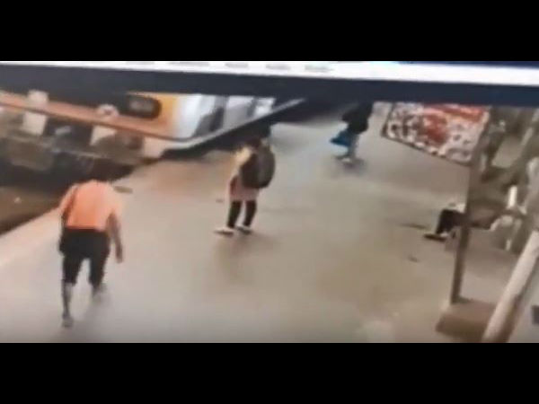 लड़कियों को देखकर करने लगा हस्तमैथुन लड़कियों को देखकर करने लगा हस्तमैथुन