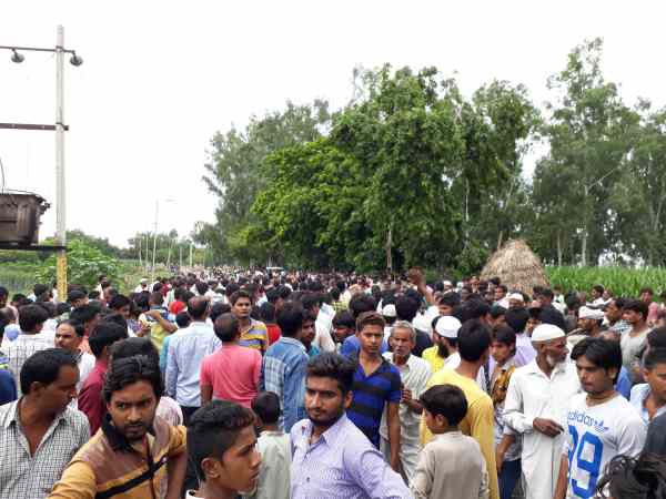 गुस्साए ग्रामीणों ने किया रोड जाम, हंगामा