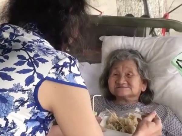 पहन लिए बहन के कपड़े