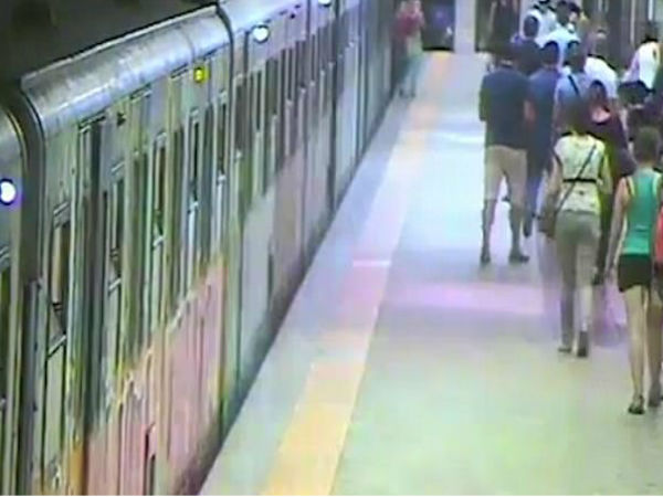 दरवाजे में फंसा पर्स