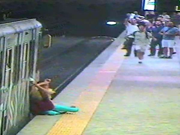 घसीटते हुए अगले स्टेशन तक पहुंची