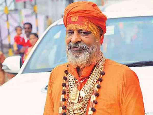 300 आदमी का काफिला है बाबा के संग