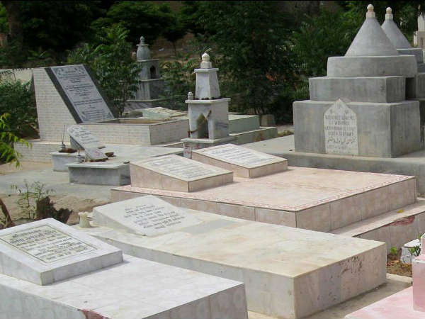 गरीबी के चलते शव दफनाने को मजबूर हैं हिंदू