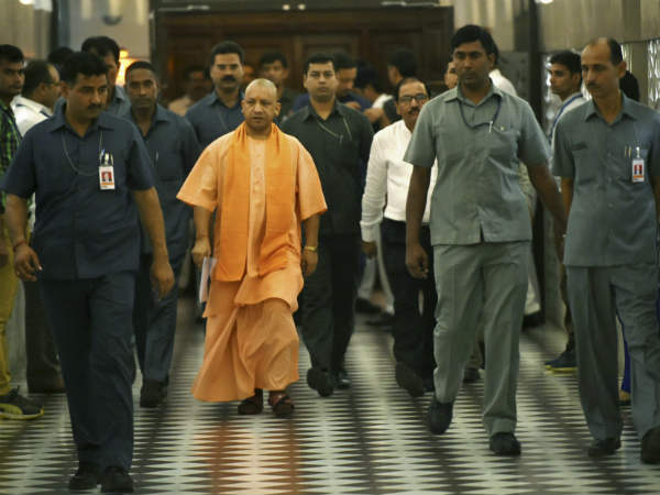 योगी के सीएम बनने पर सवाल योगी के सीएम बनने पर सवाल