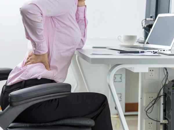 असहज महसूस कर रही थी महिला