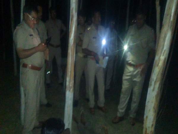 सुबह गांव वालों ने पेड़ पर लटका शव दिया