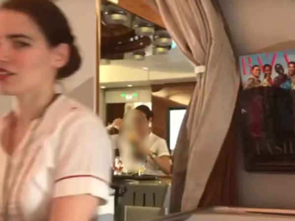VIDEO: एयर होस्टेस की ये हरकत हुई कैमरे में कैद, हर कोई इसे कर रहा है शेयर VIDEO: एयर होस्टेस की ये हरकत हुई कैमरे में कैद, हर कोई इसे कर रहा है शेयर