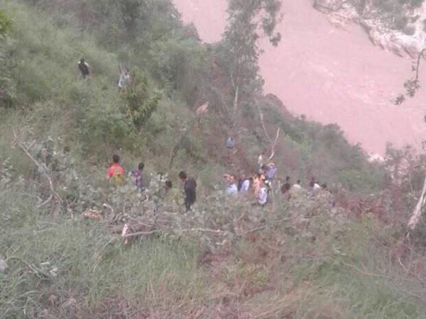 PICs: शिमला बस हादसे में 28 लोगों के निकाले गए शव और मौतों की जताई जा रही है आशंका