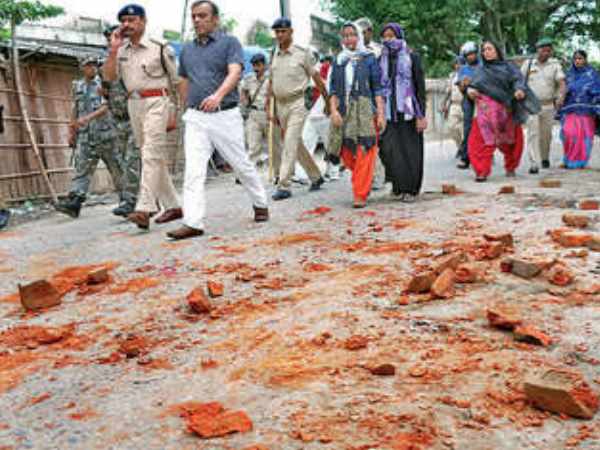 PICs: पुलिस और पब्लिक में हिंसक झड़प, इमामबाड़े की जमीन बनी झगड़े की वजह