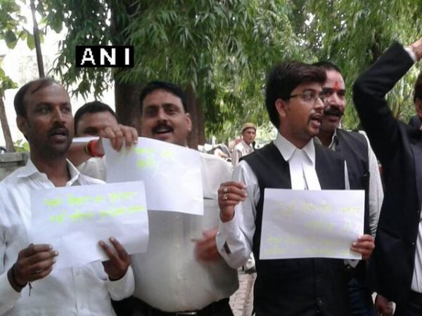 वाराणसी में वकीलों ने किया प्रदर्शन