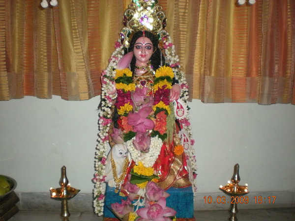 पीतांबर और सुंदर आभूषणों से सुसज्जित.. 