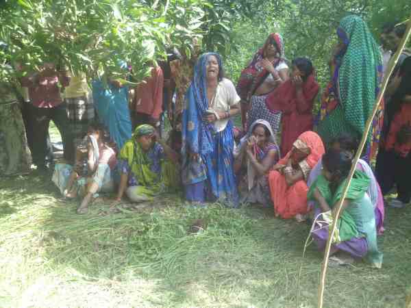 झाड़ियों में मिला शव झाड़ियों में मिला शव