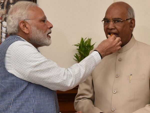 'सर कौन सी मिठाई खिलाई'