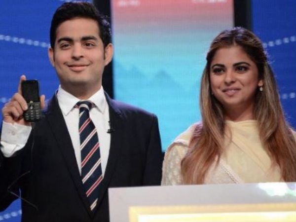 आकाश और ईशा है जुड़वा भाई-बहन