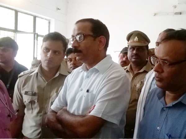 जांच करने पहुंचे डीएम व एसपी