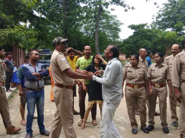 परिजनों और समर्थकों ने किया हंगामा