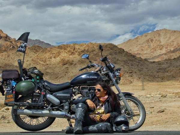 ग्रुप में जागृति अकेली महिला