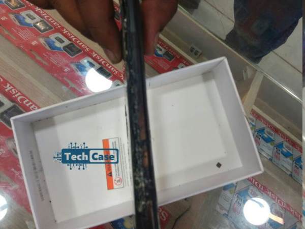 सिम स्लॉट निकालने समय हुआ धमाका सिम स्लॉट निकालने समय हुआ धमाका