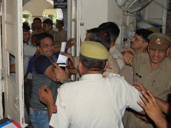 माहौल खराब होते देख ससुर को ले गए एसपी कार्यालय