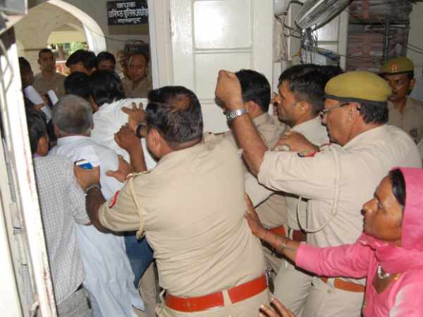 पुलिस की मौजूदगी में होता रहा हंगामा