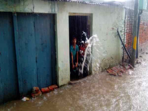 सड़कों से लेकर घरों तक पानी ही पानी