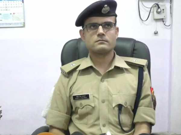 पुलिस की मदद से स्थानीय लोगों ने बचाया