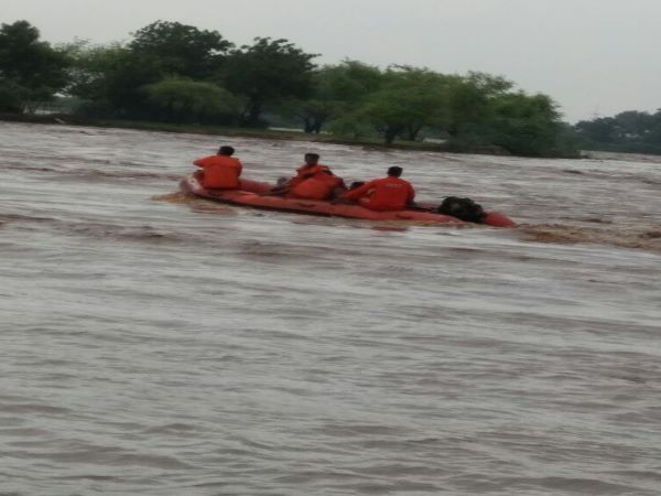 नदिया उफान पर