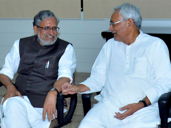 माता का नाम रत्ना देवी तथा पिता का नाम मोती लाल मोदी