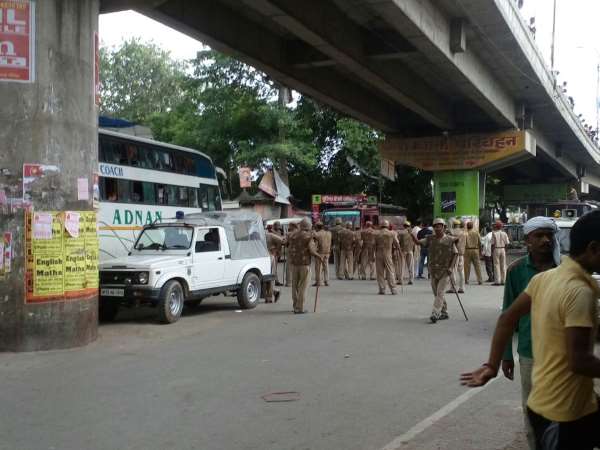 गोरखनाथ मंदिर के पास लाठी चार्ज