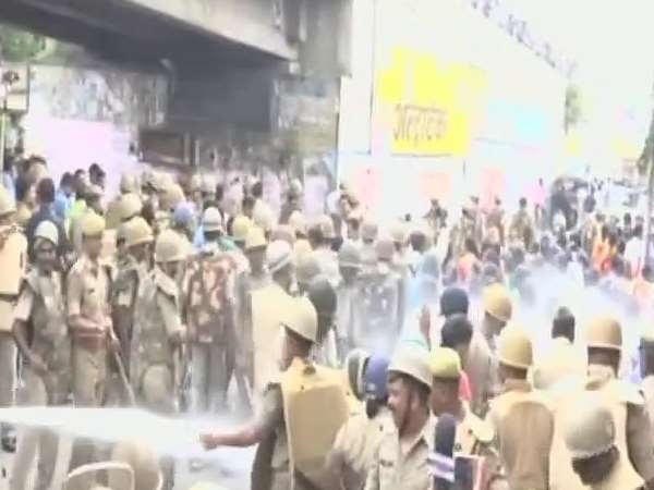 पुलिस ने शिक्षामित्रों को खदेड़ा