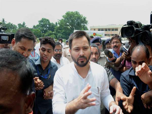 बापू के हत्यारे की गोद में जाकर बैठ गए?