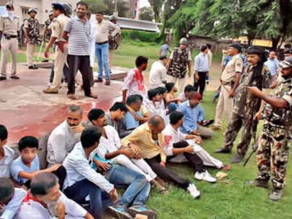 PICs: पुलिस और पब्लिक में हिंसक झड़प, इमामबाड़े की जमीन बनी झगड़े की वजह