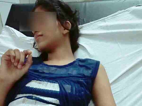 शिक्षकों ने छात्रा को बंद कमरे में धमकाया