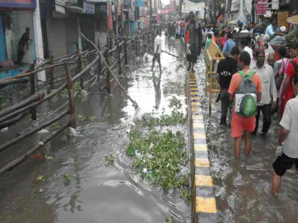 घरो में घुसा पानी तो रेलवे ट्रैक भी हुए जलमग्न