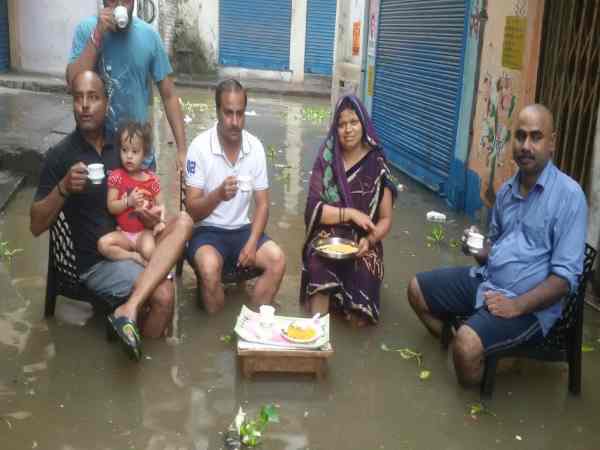ऐसे चाय पी रहे हैं लोग