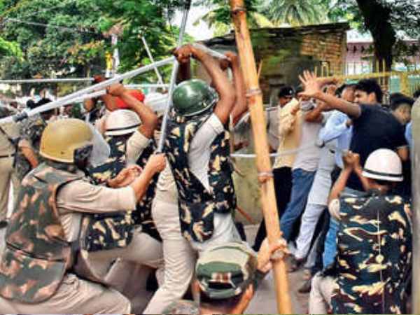 PICs: पुलिस और पब्लिक में हिंसक झड़प, इमामबाड़े की जमीन बनी झगड़े की वजह