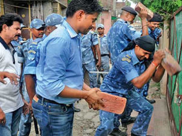 PICs: पुलिस और पब्लिक में हिंसक झड़प, इमामबाड़े की जमीन बनी झगड़े की वजह