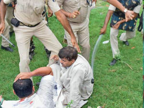 PICs: पुलिस और पब्लिक में हिंसक झड़प, इमामबाड़े की जमीन बनी झगड़े की वजह