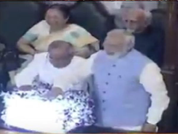 GST LIVE: पीएम और राष्ट्रपति ने मिलकर किया जीएसटी लागू